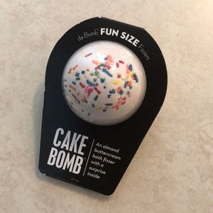 Cake bomb bathbomb